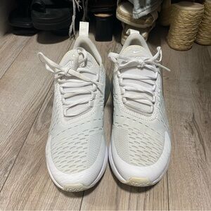 LIKE NEW NIKE AIRMAX270